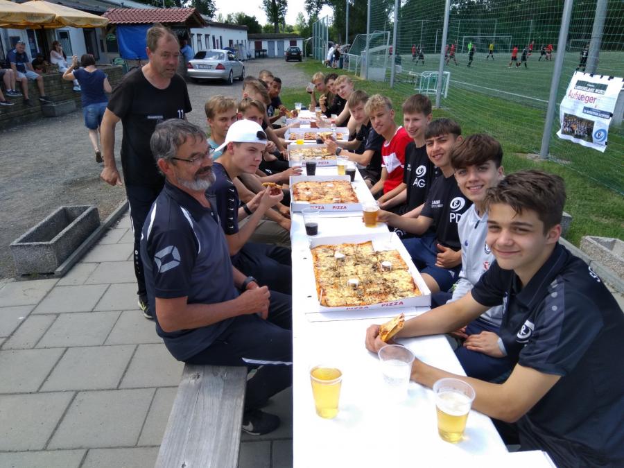 Aufstiegsfeier - es gibt Pizza